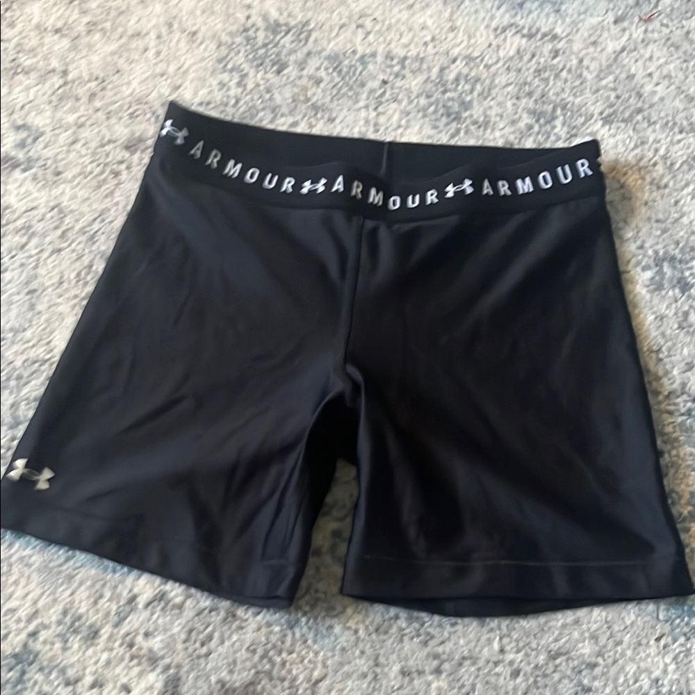 Under Armour heat gear compression shorts - black - size M - 6” inseam